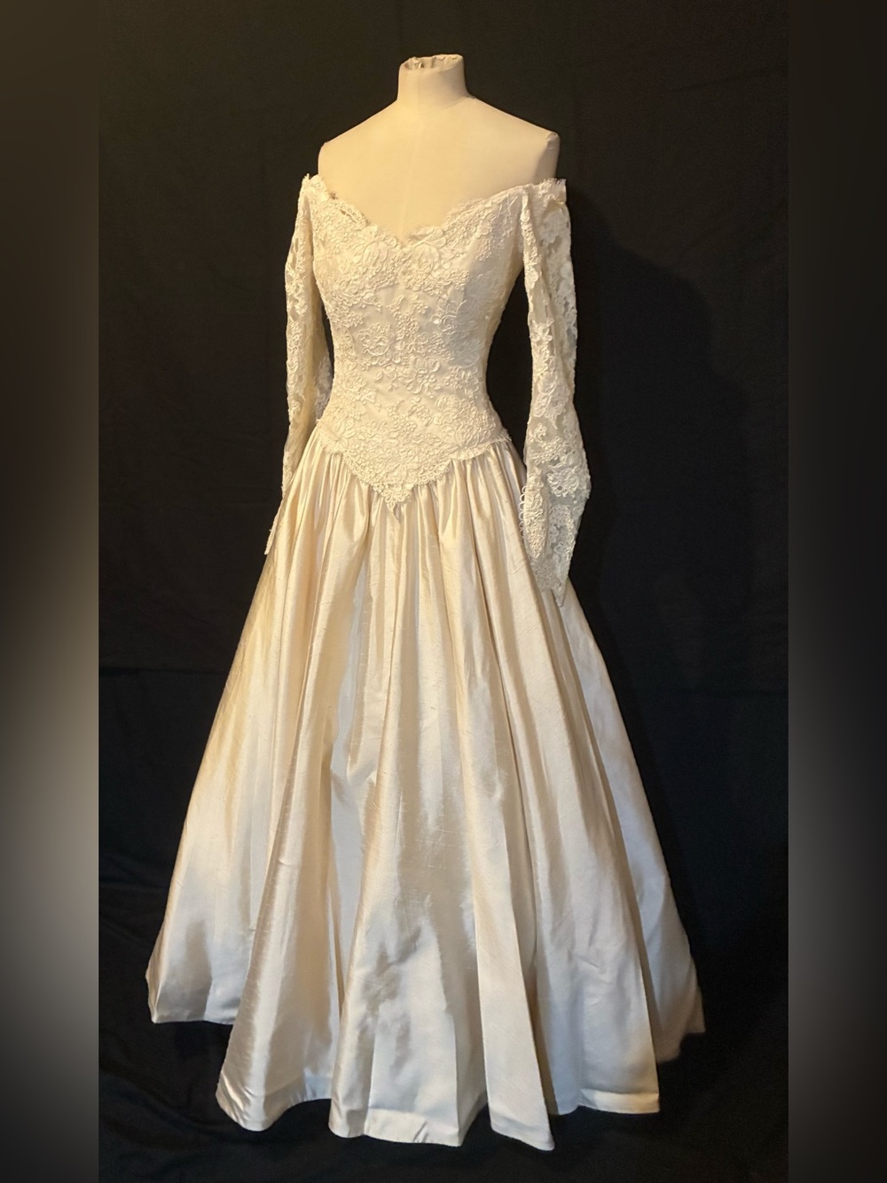 Elegant Vintage Off-Shoulder Ivory Lace and Silk Bridal Gown 6